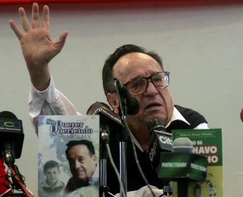 El humorista y actor Roberto Gómez Bolaños ha sido uno de los personajes que más veces han pasado por muerto en las diferentes redes sociales. La más reciente comenzó por una cadena en los celulares Blackberry que anunciaba la muerte del comediante.