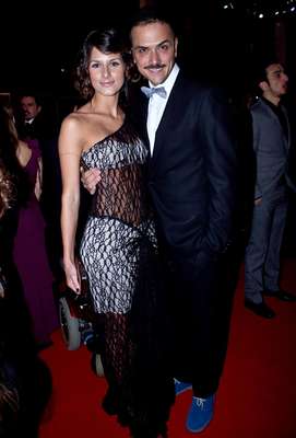 Algunos famosos desfilaron por la alfombra roja de los TVyNovelas en compañía de sus novios o esposos. Estas fueron las parejas que más causaron sensación durante la edición número 21 de los premios. En esta foto Natalia Jeréz y su novio.