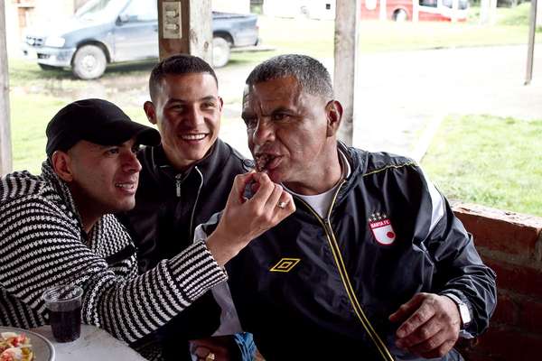 El ambiente y familiaridad entre los jugadores de Independiente Santa Fe es el mejor, comparten uno que otro asado en la semana, validando y recordándose entre ellos siempre los objetivos que tiene el equipo, tanto en Liga como Copa Postobón. Actualmente los rojos son segundos con 21 puntos en la tabla de posiciones y se preparan para el juego del próximo miércoles 25 de abril contra Atlético Nacional.