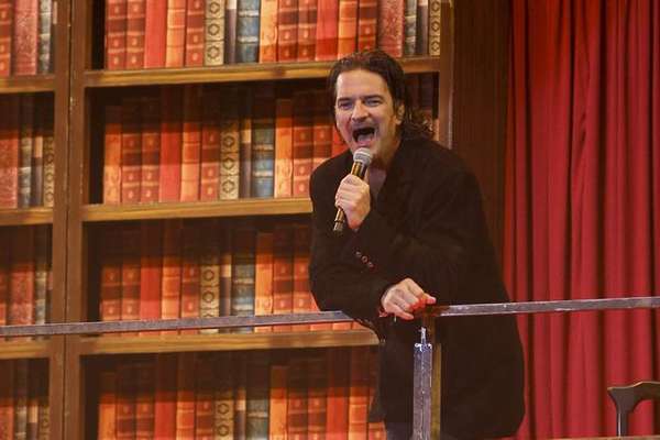 SANTIAGO.- Esta noche se realizó el concierto del guatemalteco Ricardo Arjona, quien presentó el Metamorfosis World Tour en el Movistar Arena.