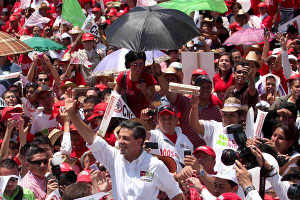 Más que un candidato, Enrique Peña Nieto, el aspirante presidencial del PRI-PVEM, ha adoptado la actitud de un verdadero rockstar. Lugar al que va, lugar en el que reparte sonrisas, besos, abrazos y hasta autógrafos.