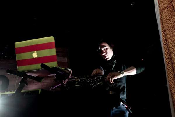 De la mano de su vocalista Paula Barrientos, la agrupación bogotana Sexy Lucy armó una fiesta llena de sonidos vanguardistas, baile y mucho poder sobre la tarima, pues no es la primera vez que la exitosa banda llena un lugar a punta de buena música. Con un show que duró cerca de dos horas, Sexy Lucy demostró por qué es una de las propuestas más interesantes e innovadoras de los últimos tiempos, musicalmente hablando. Una de las sorpresas de la noche fue el estreno del video del tema 'Dynamite' una canción que invita a bailar a la vez que divierte con un video que se sale de los esquemas. Terra estuvo presente en este show y revive los mejores momentos que, sin duda, son tan solo un abrebocas de los diversos eventos y presentaciones que traen estos músicos este año.
