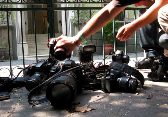 Los periodistas son comunicadores profesionales en busca de la noticia, pero que, irónicamente, muchas veces se convierten en la noticia misma y de manera trágica. Lamentables sucesos de los últimos años han ubicado a la región de América Latina como una de las más peligrosas para ejercer esta profesión. La organización "Campaña por un Emblema de Prensa" (PEC) cuenta al menos 45 periodistas asesinados en todo el mundo este año, lo que significa un aumento de casi el 50 % en cuatro meses.