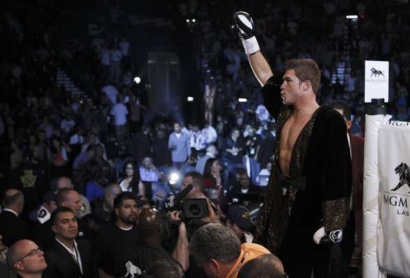 Saúl 'Canelo' Álvarez se impuso a Shane Mosley al derrotarlo por decisión unánime esta noche en Las Vegas, Nevada.