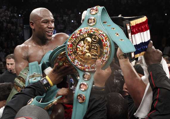 El estadounidense Floyd Mayweather mantuvo su invicto al derrotar por decisión unánime en 12 asaltos al puertorriqueño Miguel Cotto, para arrebatarle la faja de campeón superwelter de la Asociación Mundial de Boxeo (AMB), la noche del sábado en Las Vegas (Nevada).