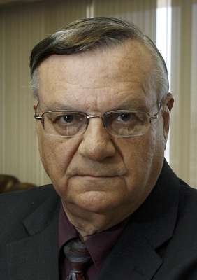 Joe Arpaio es conocido como el "alguacil más implacable de Estados Unidos", por sus políticas controversiales al dirigir la Oficina del Sheriff del Condado de Maricopa. El año pasado el Departamento de Justicia de Estados Unidos lo demandó por violar los derechos civiles de detenidos latinos. Mientras, el pasado viernes el juez Murray Snow le prohibió a la oficina del jefe policial que utilice el aspecto racial como un factor al decidir la detención de un vehículo con un ocupante hispano, y que detenga o arreste a los pasajeros de vehículo que sean hispanos ante la mera sospecha que se encuentran sin permiso en el país. Conozcamos algunas de sus medidas que han causado controversia.