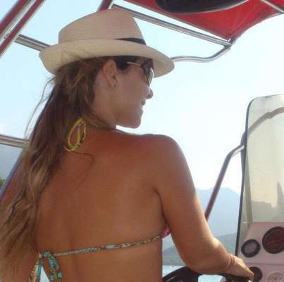 La prepago colombiana más popular del mundo en este momento decidió convertir su cuenta de Facebook en una página de fanáticos que muchos ahora siguen y comentan: ya tiene 4.539 fanáticos, y está creciendo. No tengo cuando quejarme.. (:D, expreso en esta foto.