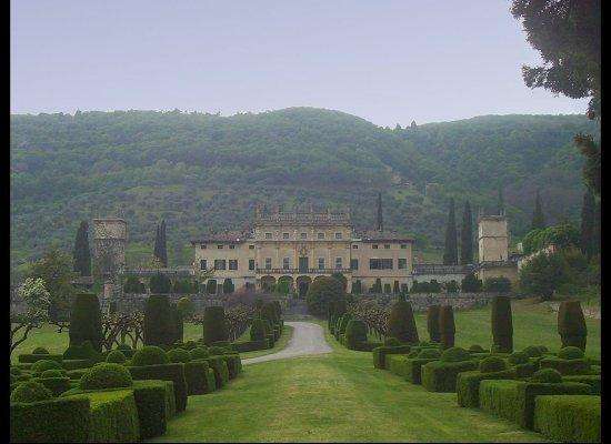 Allegri Arvedi Villa Garden (Grezzana, Itália): situado no topo de uma colina, no nordeste da Itália, estes jardins rodeiam a extravagante Villa Arvedo do século 17