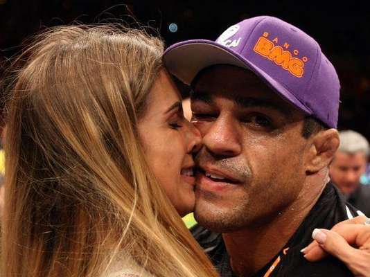 Além de apanhar e sair das lutas com muitos hematomas, os atletas que praticam MMA (Mixed Martial Arts) exibem uma certa particularidade estética que, muitas vezes, impressiona quem não está acostumado com o esporte: as orelhas deformadas; o atleta Victor Belfort mostra que as suas orelhas já sofreram bastante com os efeitos da luta