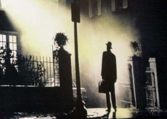 Millones han visto la película 'El exorcista' y salieron aterrorizados de los cines. El film relataba con lujos de detalle el exorcismo de una niña poseída por un demonio y la intensa labor de dos sacerdotes mientras luchaban contra Satanás. Lo cierto es que más allá de Hollywood, el exorcismo es real y su práctica ha aumentado en los últimos años en varios países del mundo. Te invitamos a continuación a una recorrida por esta oscura práctica, no solo en la iglesia Católica.