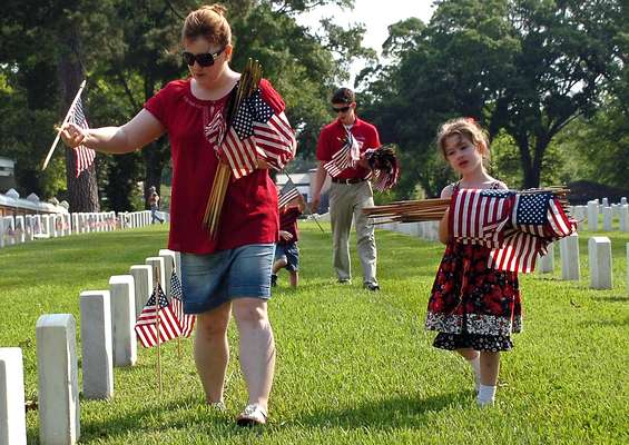 Cada año, el último lunes de mayo se celebra el Memorial Day en Estados Unidos. Esta costumbre comenzó luego de la guerra civil y desde el siglo XX, se emplea para recordar a todos aquellos ciudadanos que perdieron la vida sirviendo al país. Al mismo tiempo, marca al inicio de la temporada de verano. Aquí, una serie de fotos que ilustran cómo fue comenzó el fin de semana del Memorial Day. Recuerdo y honor para los caídos.