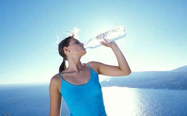 Agua: además de contener flúor, beber agua es importante para eliminar los restos de alimentos en la boca.