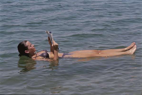 A água extremamente salgada do Mar Morto também possibilita que os turistas boiem naturalmente e tenham dificuldade para afundar no local