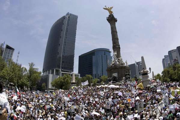 En la Ciudad de México, los activistas contra el ex gobernador mexiquense marchan del Zócalo al Ángel de la Independencia.