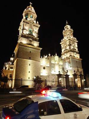 La plaza principal de Morelia, la capital del estado de Michoacán, luce como cualquier otra en tiempo de campaña en México: una candidata en busca de votantes, carteles electorales en las paredes y decenas de personas en las terrazas de los bares y cafeterías que miran a la catedral. Pero este zócalo condensa como pocas otras plazas la tragedia de una guerra que ya ha dejado al menos 50.000 muertos en el país.