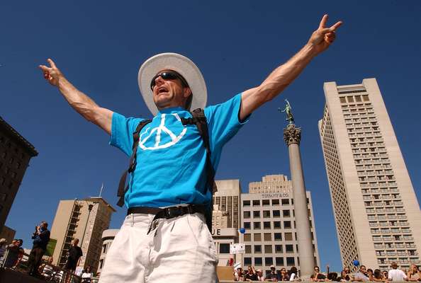 San Francisco es una de las ciudades más progresistas en Estados Unidos, fama que se cementó durante la turbulenta década del sesenta con la Primavera del Amor, el movimiento Hippie y las protestas en contra de la guerra de Vietnam. Hoy, sus habitantes siguen saliendo a sus calles a expresar su sentimiento sobre las guerras, los derechos gay, el aborto y la avaricia del sistema financiero.