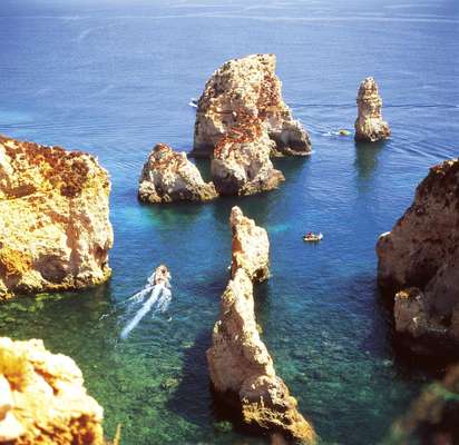 1) Lagos, Portugal: influ&ecirc;ncias &aacute;rabes e do Renascimento, com fortalezas e igrejas magn&iacute;ficas, d&atilde;o um charme especial &agrave; cidade de Lagos, no sul do Portugal. Al&eacute;m de sua rica hist&oacute;ria, Lagos tem algumas das praias mais bonitas da regi&atilde;o do Algarve, e uma boa variedade de bares e restaurantes