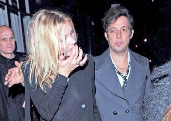 Kate Moss saliendo de un local en Mayfair con Jamie Hince con un vestido demasiado transparente