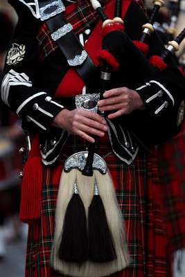 Aunque muy pocos saben por qué los escoceses utilizan el kilt, las mal llamadas faldas, sí es muy común que mucha gente alrededor del mundo asocie al país con esta tradición. ¿Estarán in or out? Eso se preguntarían los fashionistas, pero la realidad es que el kilt no es un accesorio de moda, sino una tradición que ha permanecido desde el siglo XVI.