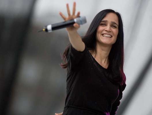 La cantante Julieta Venegas expresó durante su presentación en el concierto #YoSoy132 que la suma de uno por uno, permitirá cambiar las situaciones difíciles del país.