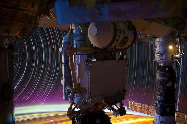 El ingeniero de la expedición 31, Donald Pettit, fue el autor de las fotos quien además explicó que la técnica utilizada no fue convencional. "Las fotos del rastro de las estrellas se hacen dejando un tiempo de exposición de 10 a 15 minutos. De todos modos, como con las cámaras modernas el tiempo de exposición máximo es de 30 segundos, lo que hice fue sacar múltiples fotos de 30 segundos de exposición y luego 'apilarlas' con software de edición para producir el efecto de larga exposición". Sin dudas, una belleza.