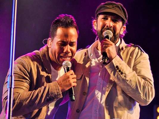 Romeo Santos hizo historia, al cantar por primera vez, con Juan Luis Guerra, durante el concierto del astro del merengue la noche del sábado, en Santo Domingo, República Dominicana.