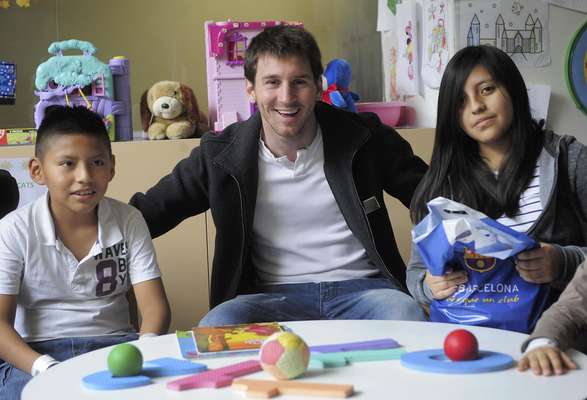 Lionel Messi ha encantado al mundo con su excelente habilidad, consolidando su posición como uno de los mejores de la historia. El argentino también se ha mantenido activo fuera del campo, prestando su nombre y rostro a diversas organizaciones benéficas, productos y organizaciones.