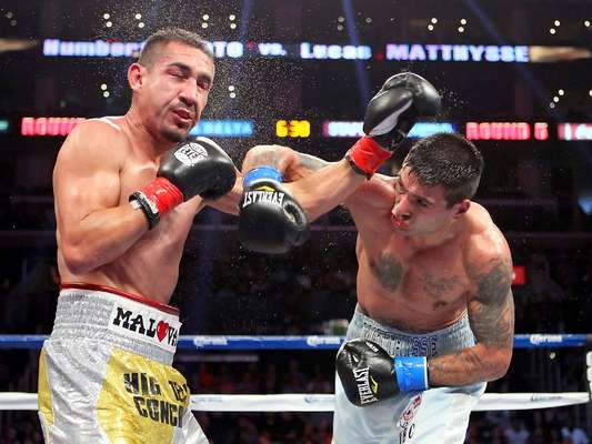 El argentino Lucas Matthysse dio una gran demostración de poder y noqueó en cinco asaltos al mexicano Humberto 'Zorrita' Soto y ganó la oportunidad de ir por el título superligero del Consejo Mundial de Boxeo, además de ganar la corona intercontinental del mismo organismo.