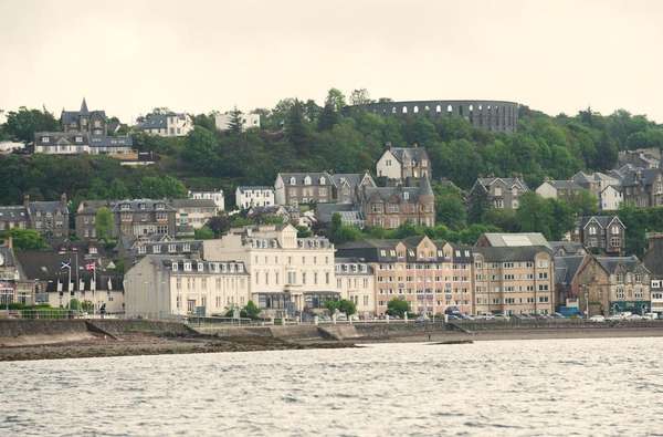 Las Tierras Altas de Escocia o Higthlands son una joya turística que recibe más de 15 millones de personas cada año. Sus paisajes y su clima templado son evidentes al pisar el lugar, pero allí se esconde también el secreto de uno de los mejores whiskies del mundo, la fórmula de James Buchanan.