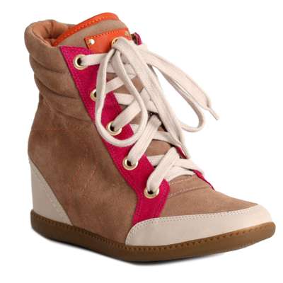 Este é o primeiro modelo desenvolvido pela grife Carmen Steffens, feito de nobuck e couro, na cor bege com detalhes em rosa e laranja. Pode ser encontrado nas lojas a partir do dia 10 de julho por R$ 499,90
