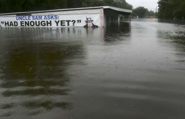 Las intensas lluvias y vientos ligados a "Debby", que tocó tierra este martes y que en las últimas horas se debilitó a depresión tropical, han anegado y forzado la evacuación de algunas zonas del norte de Florida (EE.UU.) y obligado al cierre de varios tramos de la única autopista interestatal que recorre el estado de este a oeste.