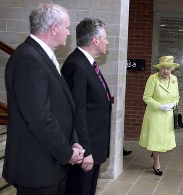 En un acto histórico, la reina Isabel II de Inglaterra y el viceprimer ministro norirlandés y excomandante del inactivo IRA, el republicano Martin McGuinness, se han dado la mano durante una reunión celebrada en Belfast. Este encuentro fue a puerta cerrada en un teatro de la capital norirlandesa, pero fue captado por una cámara de televisión y las imágenes difundidas después por las cadenas británicas. Este gesto certifica el éxito del proceso de paz y sella la reconciliación entre dos antiguos enemigos, representados por la soberana y el exdirigente paramilitar, símbolos del vínculo de la provincia con el Reino Unido y de la oposición a la presencia británica en Irlanda del Norte, respectivamente.