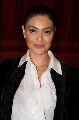 A beauty artist Penélope Beolchi, da Pink Mgt, revelou como fazer alguns makes da atriz Juliana Paes. Nesse primeiro Juliana está com visual nude e cabelos presos em um coque. Para criar esse look prepare a pele, mas deixe-a com aspecto bem natural e mantenha um pouco do brilho. Nos olhos, use sombra marrom com pouco brilho e esfume apenas nos cantos externos. Capriche na máscara para cílios. Escolha um batom cor-de-boca