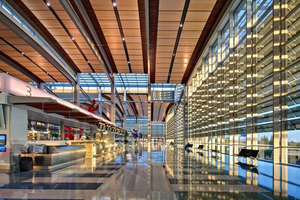 Terminal B, Aeroporto Internacional de Sacramento, Estados Unidos: cinquenta anos após sua inauguração, o Terminal B do Aeroporto de Sacramento, na Califórnia, precisava ser modernizado. A reforma, terminada em outubro do ano passado, custou mais de US$ 1 bilhão, maximizando o uso das energias e dando uma nova cara ao terminal aéreo, com detalhes modernos e artísticos. Na área de portões de embarque, 140 mesas triangulares estão disponíveis para conectar aparelhos eletrônicos e a aplicação “B4 You Board” (algo como “antes de você embarcar”) permite que os passageiros peçam comida antes da viagem