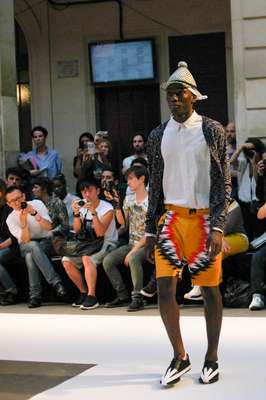O estilista dinamarquês Henrik Vibskov fechou o segundo dia da Semana de Moda Masculina de Paris colocando uma grande língua inflada sobre a passarela