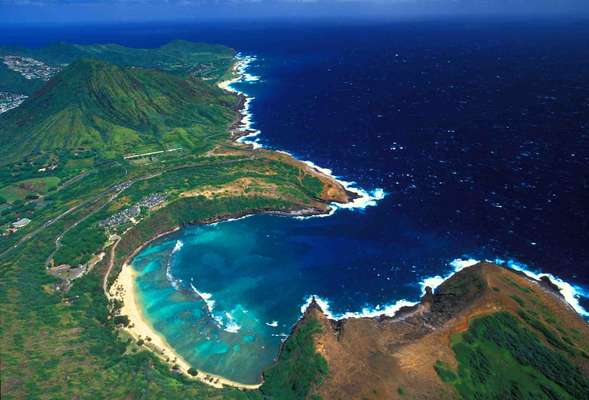 A natureza cria obras surpreendentes. É o caso de piscinas naturais e os 'buracos azuis', depressões no fundo dos oceanos, alguns dos quais podem até ser vistos desde o espaço. Por exemplo o Waimea Bay, Estados Unidos: a ilha havaiana de Oahu tem algumas das principais belezas naturais do arquipélago. No litoral norte da ilha, Waimea Bay é um dos principais pontos para a prática do surfe, e conta com piscinas naturais que se formam em suas águas rasas