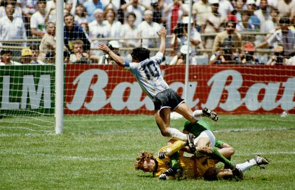 El 29 de junio de 1986, en México, Argentina lograba un título que jamás pudo volver a repetir. Hace 26 años el seleccionado albiceleste levantaba su segunda Copa del Mundo de la mano del jugador más grande de todos los tiempos: Diego Armando Maradona. Con un equipo a su medida, Carlos Salvador Bilardo formó una alineación inquebrantable que ganó 6 partidos y empató tan sólo uno en la primera fase con Italia. Las víctimas de la selección de Maradona fueron: Corea del Sur y Bulgaria en primera fase, Uruguay en octavos, Inglaterra en cuartos (con el mejor gol de la historia de los mundiales y “La mano de Dios”, incluida), Bélgica en semis, y Alemania en la final. Argentina también contó con jugadores de la talla de Ruggeri, Batista y Burruchaga entre otros.