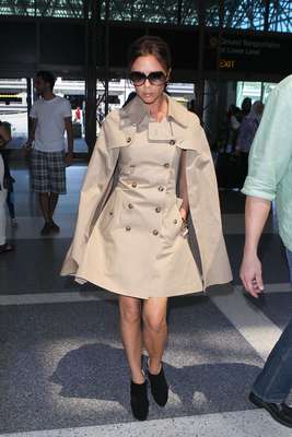 As capas estão invadindo a moda das famosas; Victoria Beckham, considerada um ícone fashion, foi clicada com um modelo bege no aeroporto de Londres
