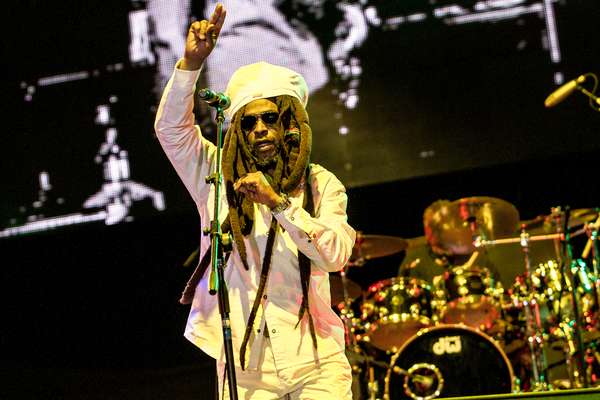 La leyenda del reggae mundial se sintió como en casa, el público coreó sus canciones y aplaudió cada movimiento de los ingleses. Con cada tema interpretado se hizo una fiesta sonora que la gente no paró de cantar, pues con una gran energía y muestras de cariño, la gente dejó claro que Bogotá es una ciudad que le abre las puertas a la diversidad musical. Revive el show de Steel Pulse.