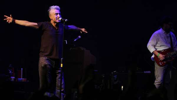 Jorge González repasó sus éxitos de 'Prisionero', versionó a Violeta Parra, habló de política y dedicó shows a sus antepasados, en el Centro Cultural Amanda