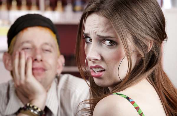 Ela coloca a melhor roupa, passa perfume, escolhe uma lingerie especial, se enche de expectativa para curtir as próximas horas e, quando encontra com ele, percebe que tudo está bem diferente do que planejava. Afinal, que mulher nunca se decepcionou com uma noite que foi um fiasco? Seja pela falta de atitude, descobertas surpreendentes ou, claro, porque notou que o cara que era incrível é, na verdade, um sem noção