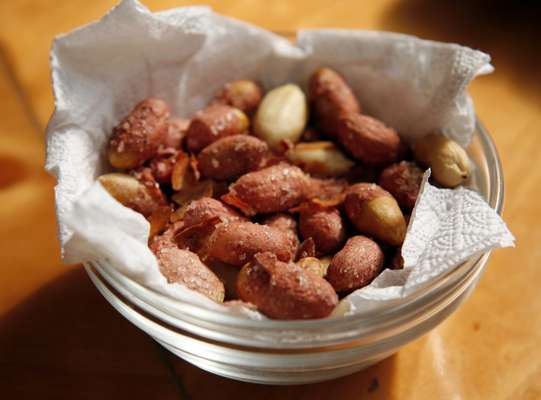 Em bares e restaurantes, evite petiscar amendoins e outros itens salgados. Como entrada, invista em saladas verdes e opte por frutas como sobremesas