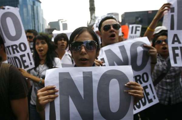 Miles de personas marcharon hoy por la céntrica avenida Paseo de la Reforma de la capital de México hacia el Zócalo, la principal plaza pública del país, para protestar contra Enrique Peña Nieto, del Partido Revolucionario Institucional (PRI), quien ganó los comicios presidenciales del pasado domingo.