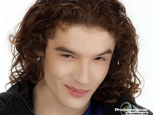 Óscar Naranjo – Protagonistas de Nuestra Tele. Mucha polémica ha generado la participación del 'camaleón', como se hace llamar el participante en la casa estudio. Óscar se convirtió en el primer eliminado del programa pero tras el embarazo de una de las concursantes, ella decidió que él debía ser su reemplazo. El participante más joven de Protagonistas tiene 18 años, retornó para ser el centro de la discordia ya que ha tenido serios enfrentamientos con la mayoría de sus compañeros que no toleran la forma de ser de este personaje.