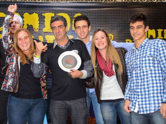 Magrão com o troféu ao lado da família. O Bar do Magrão foi o grande vencedor do concurso. "É muita emoção receber esse prêmio, já que São Paulo é considerada a capital gastronômica do país", disse