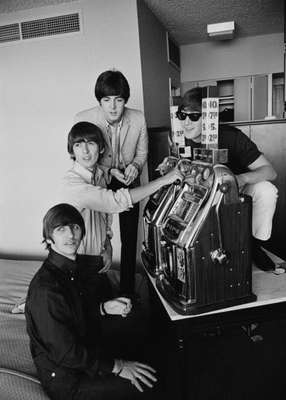 El fotógrafo Harry Benson fue testigo con su cámara de "una historia mayúscula": el auge de la "beatlemania" y del pop, una experiencia que muestra ahora en un libro de edición limitada con las imágenes que tomó de los Beatles entre 1964 y 1966 durante la gira del grupo por Europa y Estados Unidos.
