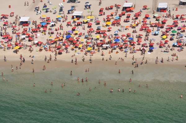 1) Copacabana, RJ: muito popular entre os cariocas, a praia de Copacabana é um nome que simboliza como poucos a essência do Rio de Janeiro. Apelidada de “Princesinha do Mar”, a praia recebe milhões de pessoas durante os réveillons e lota nos dias ensolarados da cidade