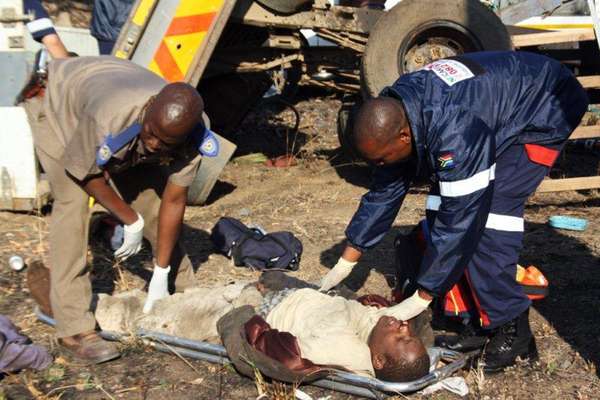Al menos 23 personas murieron cuando un tren de mercancías cargado con carbón se estrelló el viernes contra un camión en un paso a nivel en el este de Sudáfrica. El camión fue desplazado unos 200 metros por el impacto, dejando restos humanos esparcidos a su alrededor y dificultando la tarea de calcular el número exacto de fallecidos. Presumiblemente, el conductor del camión no vio venir el tren al cruzar el paso a nivel.