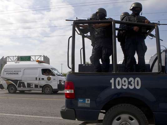 Una lucha efectiva contra el tráfico de drogas en México radica más en una depuración del sistema judicial y en combatir la corrupción de los políticos por el dinero de la droga, que de tener más policías y armas en las calles, señalaron expertos.