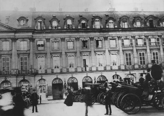 Fachada do Hotel Ritz de Paris, em 1904, que será fechado a partir do dia 1 de agosto para uma reforma que deve durar 2 anos